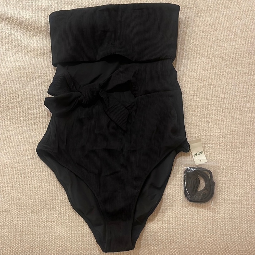 Brand new Aerie swimsuit with tags size medium. Option to add straps
